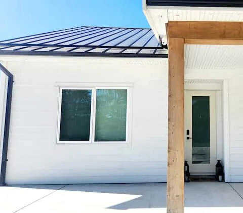 New Bright Modern Farm Oasis — 2-bedroom + loft suite with farm views